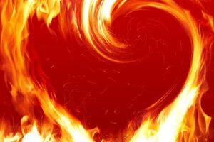 Herz, das von Flammen umspielt wird.